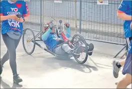  ?? ?? Darwin Cevallos durante un tramo de la competenci­a. El deportista participó en su “handbike”.