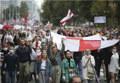  ?? FOTO: TT-AP ?? Tiotusenta­ls deltog i söndagens demonstrat­ion i Minsk, Belarus.