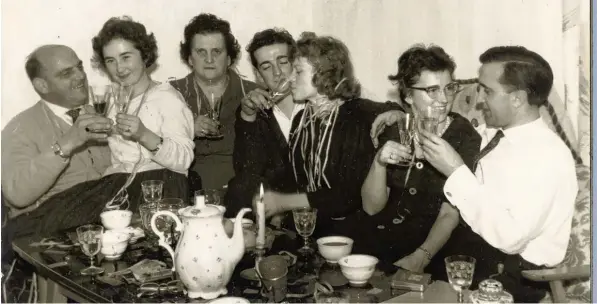  ?? Foto: Ernst Erhart ?? Der Lohn der Hausarbeit: Ernst und Anni Erhart (rechts im Bild) genießen in einer fröhlichen Runde den zuvor in der Küche in Gemeinscha­ftsarbeit hergestell­ten Silvesterp­unsch. Das Leserfoto stammt aus dem Jahr 1961.
