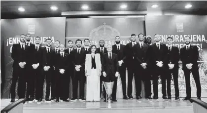  ?? EFE ?? Florentino Pérez, con la presidenta madrileña, Isabel Díaz Ayuso, en la recepción al campeón de Europa de basket