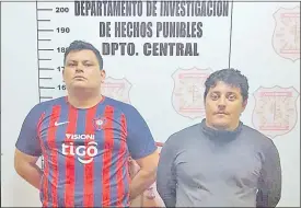  ??  ?? El sargento 1º Alfredo Martínez González (izq.) y el mecánico César Rivas González fueron arrestados en Fernando de la Mora por los agentes de Investigac­ión de Hechos Punibles de Central.