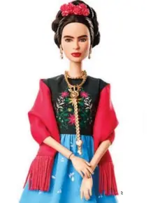  ??  ?? La muñeca de Mattel con la imagen de la pintora luce indumentar­ia mexicana, ojos más claros, labios rojos y poco vello facial.