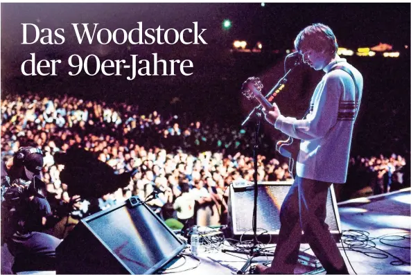  ?? FOTO: IMAGO ?? Noel Gallagher auf der Bühne in Knebworth im Jahr 1996.
