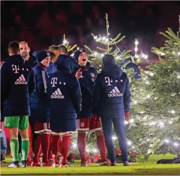  ??  ?? Die Bayern-Spieler nach dem Spiel gegen Dortmund: Tom Starke, Sebastian Rudy und James Rodriguez.