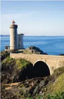  ??  ?? Depuis le haut du phare du Petit Minou, vous embrassere­z la rade de Brest.
