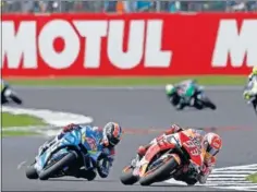  ??  ?? Rins y Márquez se disputan la victoria en Silverston­e 2019.