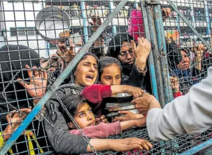  ?? Foto: E.P. ?? Un grupo de mujeres hace cola para recibir comida en un campamento de refugiados en Jabalia.