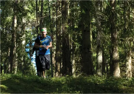  ?? Bild: MICHAEL ERICHSEN ?? TUFFA TAG. Fredrik Bakkman får ta i i skogen i Egnared och på gatorna i Varberg.