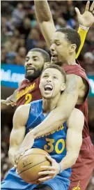  ??  ?? Stephen Curry, de los Warriors, recibe una falta de parte de Channing Frye, de Cleveland.