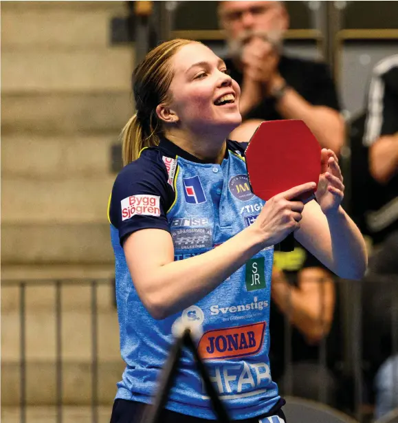  ?? ?? Halmstad BTK:S Stina Källberg firar sedan hon besegrat Linda Bergström i finalen och vunnit sitt tredje raka singelguld i hemma-sm i Halmstad arena.