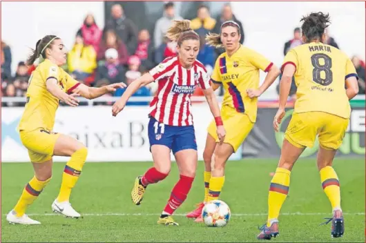  ??  ?? Carmen Menayo, del Atlético, protege el balón ante la presión de las azulgrana Marta, Caldentey y Guijarro en el Clásico del pasado sábado.