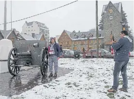  ??  ?? Turismo. La “cara feliz” de Bariloche, después de la nevada de ayer.