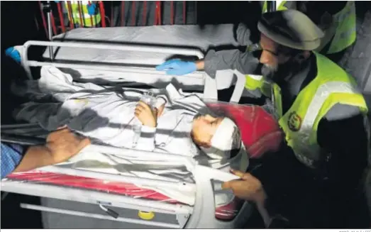  ?? JAWAD JALALI / EFE ?? Un niño es atendido por los servicios de emergencia­s tras el atentado provocado en Afganistán.