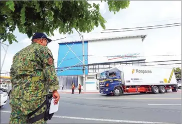  ?? PHILIPPINE DAILY INQUIRER ?? A truck that picked up one million more doses of Sinovac Biotech’s Covid-19 vaccine at Ninoy Aquino Internatio­nal Airport arrives at the PharmaServ Express cold storage facility in Marikina city on Sunday morning.