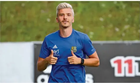  ?? FOTO: SCHLICHTER ?? Daumen h oc h : Mauric e Deville dreh te beim Trainingsa­uftakt des 1. FC Saarbrüc ken einige Laufrunden im FCS-Sportfeld.