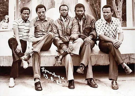  ??  ?? Da equerda para a direita - Adãozinho, Inó, Kituxe, Xico Açucareiro e Antoninho, na Rússia, aos 13 de 8 de 1982
