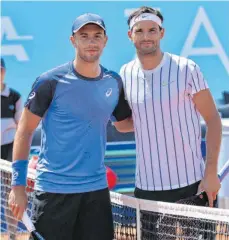  ?? FOTO: ZVONKO KUCELIN/DPA ?? Schuss ins Wasser: Borna Coric (links) und Grigor Dimitrow, Gegner im Halbfinale, steckten sich beim Turnier in Zadar an.