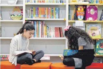  ?? FOTO: DPA ?? Kinder lesen im Leseclub „Kapitelche­n“in Köln.