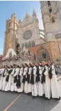  ?? ?? ‘Capillos fuera’ frente a la catedral el Domingo de Resurrecci­ón