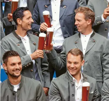  ?? Foto: Witters ?? Julian Nagelsmann (oben rechts) posiert erstmals als Bayern‰Trainer in Janker und Lederhosen fürs Werbefoto und prostet Co‰ Trainer Dino Toppmöller zu. Unten die Torhüter Sven Ulreich (l.) und Manuel Neuer.