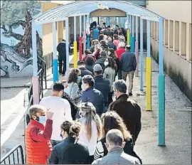  ?? MARTA FERNÁNDEZ JARA / EP ?? Decenas de personas guardan cola en el colegio público La Navata