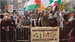  ?? ?? AKTIVIS pro-Palestin di Universiti Columbia mengadakan demonstras­i.