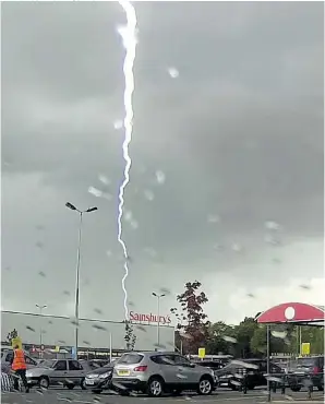  ?? Pictures: JOHN SIRED/ SWNS ?? The lightning strike captured near Gatwick on John Sired’s dashboard camera