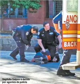  ??  ?? Sayfullo Saipov é detido por agentes da polícia