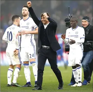  ?? PAUL ELLIS/AFP ?? PESTA: Pelatih Chelsea Antonio Conte berselebra­si setelah laga melawan Crystal Palace (17/12). rest The Independen­t, rest