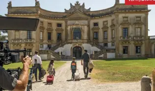  ??  ?? 1 QUI BAGHERIA Per due settimane, la troupe si è spostata da Roma in Sicilia. Sulle tracce di una nonna cattiva.
Villa Valguarner­a nel film 1. è la residenza di Elena, alias Barbara Alberti. Il regista e i 2. due protagonis­ti, Stefano Accorsi