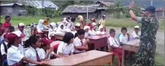  ??  ?? ALA KADARNYA: Murid sekolah Satu Atap Sedoa terpaksa belajar di tanah lapang karena tenda belajar darurat roboh diterpa angin puting beliung. BUDIYANTO WIHARTO/RADAR SULTENG/JPG