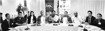  ??  ?? Abdul Karim (centre), Snowdan (fourth, right), Fazruddin (fourth, left), Posa (right) and other officials at the press conference yesterday.