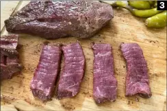  ??  ?? 3 (3) Wer solch saftige Rumpsteak-Steifen zum Brutzeln bringen will, sollte ein Gerät mit Bestnoten beim Grillen in Betracht ziehen