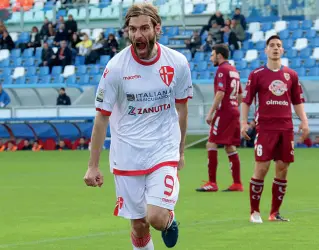  ??  ?? L’ex di turno Tutta la grinta di Cristian Altinier, la scorsa stagione, con la maglia del Padova: per la punta 30 gol in due stagioni biancoscud­ate