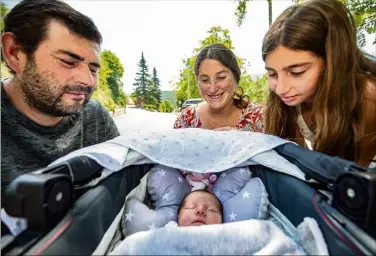  ?? ?? Fabien Mivielle, le papa, Esther Chauvet, la maman, Lilou, la grande soeur, et au milieu, la petite Chiara.