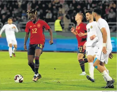  ?? MOHAMMAD ALI / EFE ?? Nico Williams, autor del tercer gol, en una acción del partido contra Jordania.