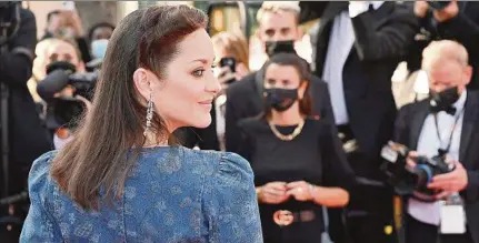  ??  ?? MARION COTILLARD. Fue una de las tantas estrellas que engalanó la alfombra roja de Cannes; presentó la película “Bigger Than Us”.