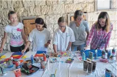  ?? FOTO: HERLINDE GROSS ?? Mit viel Fantasie und Ideen setzten die jungen Künstler das „Fest der Farben“realistisc­h auf Leinwand um (v.l.): Marie-Sophie Schnee, Finia Held, Laura Kappeler, Claudia Sistek und Yara Furiak.