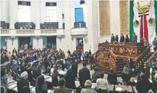  ??  ?? Con la mayoría de curules llenas, durante la sesión del Congreso de la Ciudad de México se reconoció la labor de los rescatista­s.