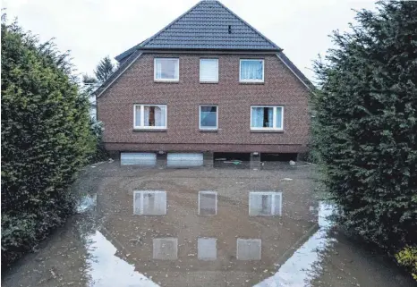  ?? FOTO: MARKUS SCHOLZ/DPA ?? Nicht immer ist ein über die Ufer tretender Fluss die Ursache: Starkregen kann auch Gebiete fluten, die sonst kein Problem mit Hochwasser haben. Viele Häuser sind schlecht darauf vorbereite­t.