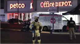  ?? GETTY IMAGES — FOR TRIBUNE NEWS SERVICES ?? MEXICO
Mexican soldiers and forensic experts probe the scene where four radio station workers were killed and two restaurant employees wounded in Ciudad Juárez, Mexico, on