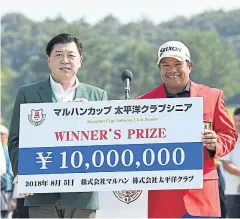  ??  ?? Prayad Marksaeng, right, with his winner’s cheque.