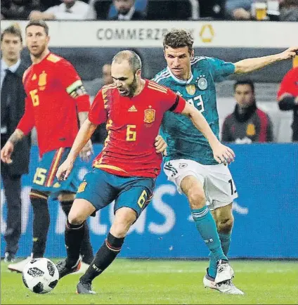  ?? FOTO: J.A. SIRVENT ?? Andrés Iniesta conduce el balón ante Müller. El barcelonis­ta volvió a confirmar que aún le queda mucho fútbol en sus botas