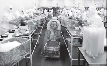  ?? REUTERS ?? Workers pack salads at a food factory in Narashino, Japan.