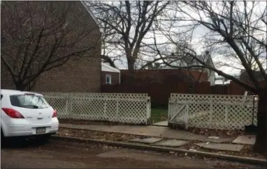  ?? PHOTO BY MICHAEL SNYDER ?? The empty ground was the location of Mrs. Anna Scharlatta’s house at 444 1⁄2 South St. It was here that she was bowled over by the fleeing cow.