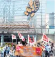  ?? Foto: Silvio Wyszengrad ?? Obi-Mitarbeite­r protestier­ten vor den Gesprächen mit dem Unternehme­n vor der Filiale.