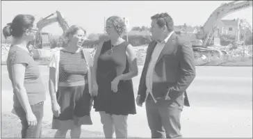  ?? GORDON LAMBIE ?? Sherbrooke Cityoen candidates Julie Dionne (left) and Edwin Moreno(far right) join party leader Hélène Pigot in speaking with local resident Dominique Vigneux-parent about the constructi­on taking place at the corner of Dunant and Thibault streets...