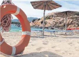  ?? FOTO: DPA ?? Ein Strand ohne Sand – das geht natürlich nicht. Deshalb dürfen Urlauber auf Sardinien den begehrten Stoff auch nicht als Souvenir mitnehmen.