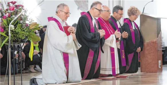  ?? FOTO: THOMAS WARNACK ?? Kniefall während des ökumenisch­en Bußgottesd­ienstes in der Biberacher Stadtpfarr­kiche: der katholisch­e Pfarrer Kaspar Baumgärtne­r, der evangelisc­he Landesbisc­hof Frank Otfried July, der katholisch­e Bischof von Rottenburg-Stuttgart, Gebhard Fürst, der...