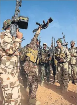  ?? MOHAMMED SAWAF / AFP ?? Las milicias chiíes se concentran cerca de Ramadi